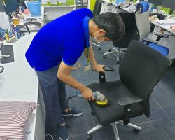 Ghế văn phòng bị hôi và cách vệ sinh hiệu quả